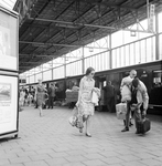 859223 Afbeelding van reizigers op het perron van het N.S.-station Eindhoven te Eindhoven.